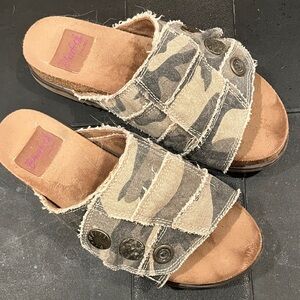 Blowfish Women's Tan and Gray Sandals